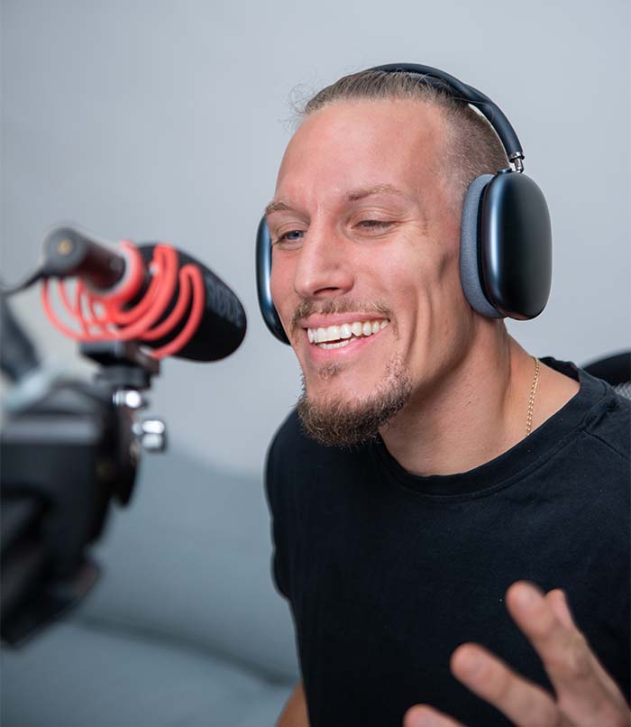 Sven Kirchgeßner im Tonstudio bei der professionellen Sprachaufnahme für ein Erklärvideo.
