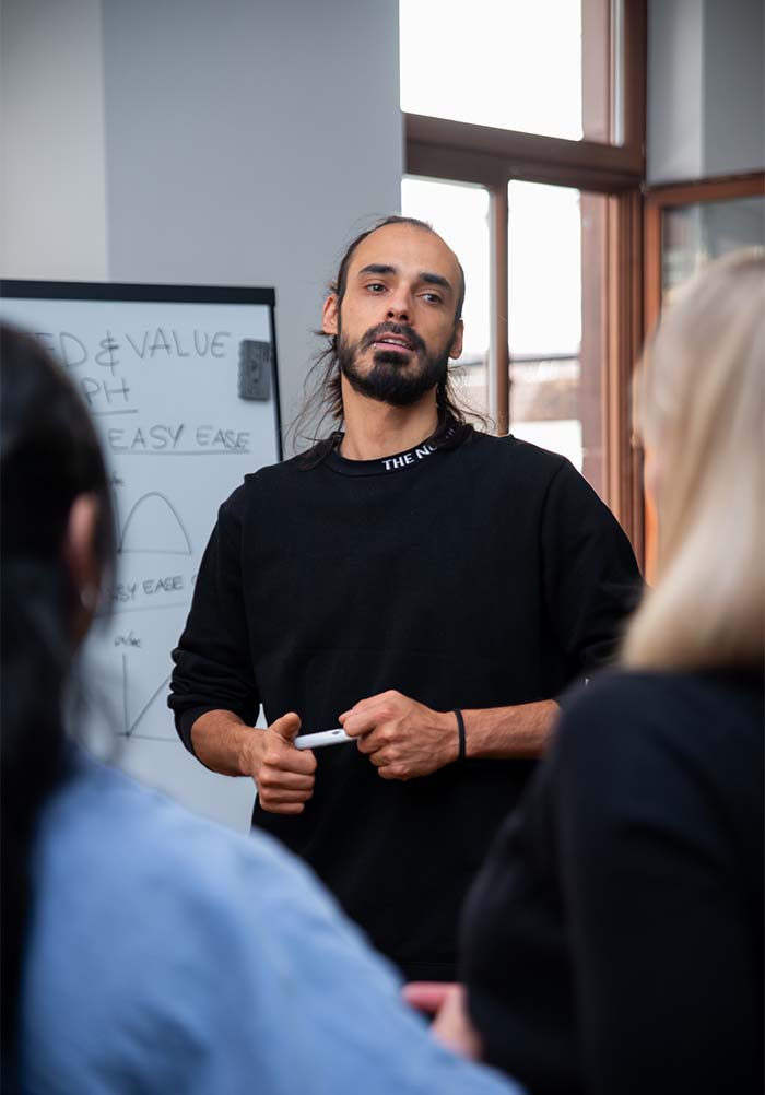 Malik Alpoguz beim Animations-Training und Know-how-Austausch im Workspace von Herzblut & Bock.