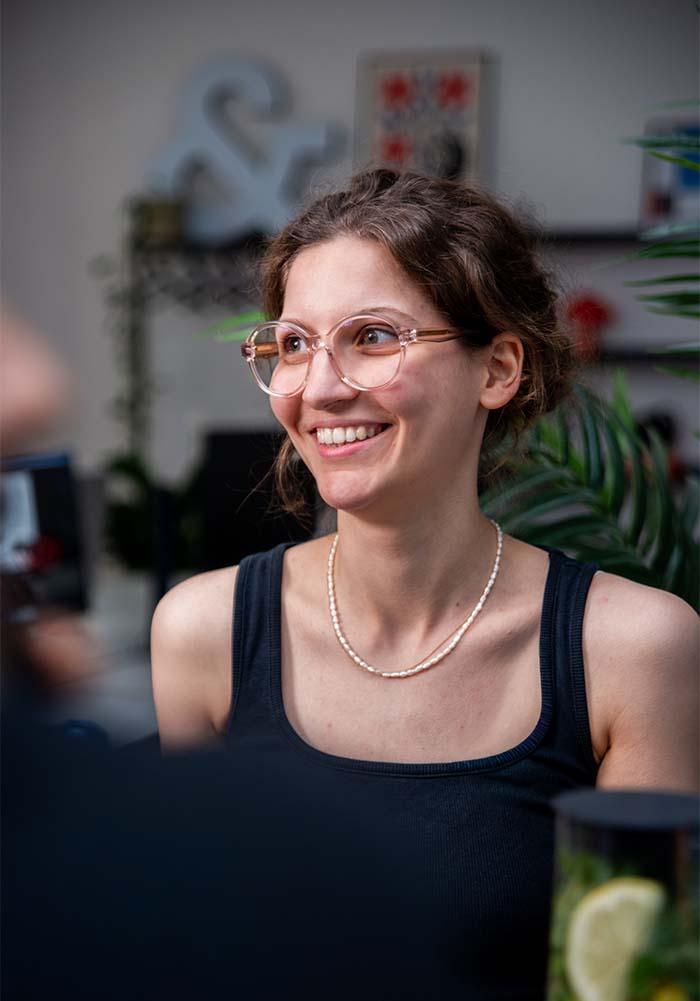 Junior Art Director Kira Knips im Animationsstudio von Herzblut & Bock.