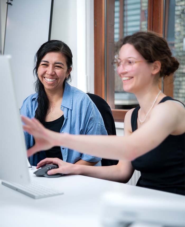 Kira Knips und Diana Rojas im kreativen Austausch über ein Motion-Design-Projekt im Studio von Herzblut & Bock.